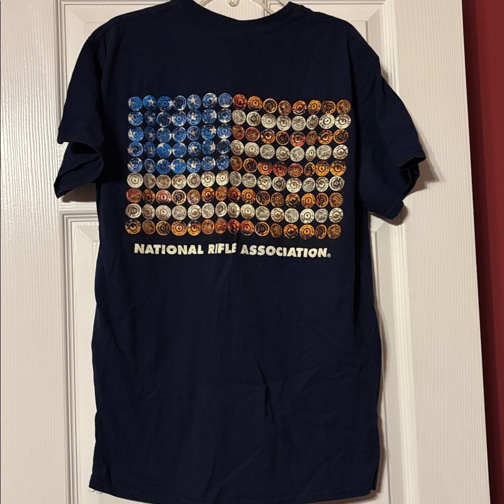 Gildan Ultra Cotton Dark Blue Tee NRA w/ flag on back size medium unisex tshirt